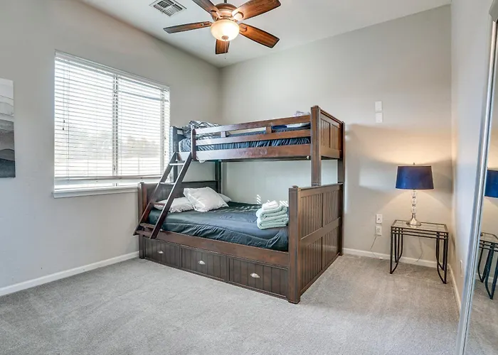 Holiday home Group Getaway W/ Pool & Putting