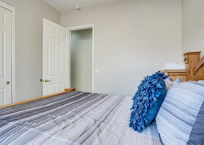 Holiday home Group Getaway W/ Pool & Putting Goodyear