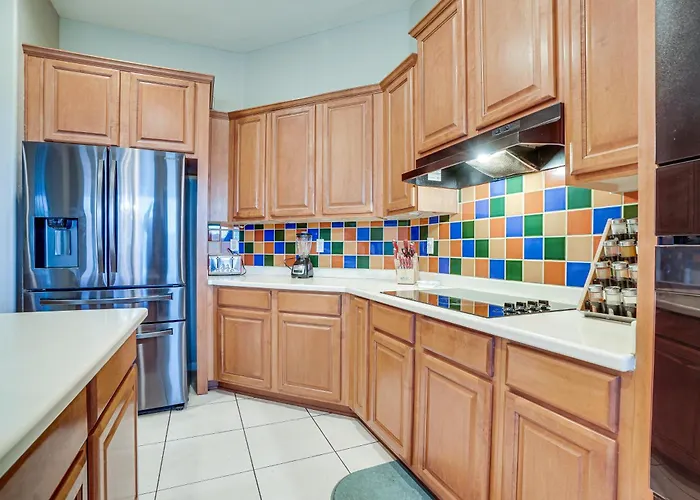 Group Getaway W/ Pool & Putting Holiday home Goodyear