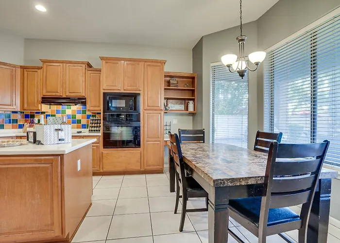 Holiday home Group Getaway W/ Pool & Putting Goodyear