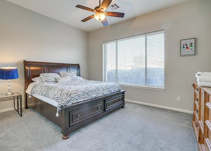 Holiday home Group Getaway W/ Pool & Putting