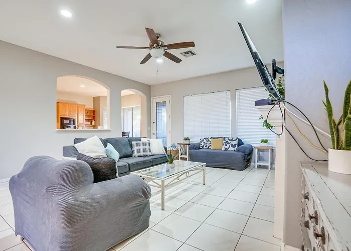 Group Getaway W/ Pool & Putting Holiday home Goodyear