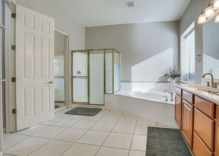 Group Getaway W/ Pool & Putting Holiday home Goodyear
