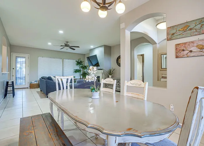 Holiday home Group Getaway W/ Pool & Putting