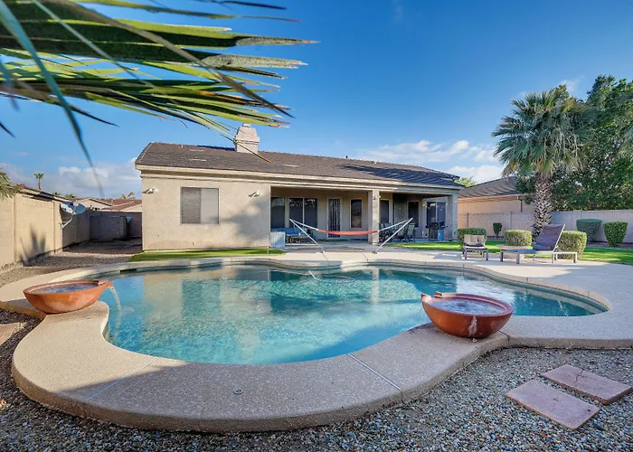 Group Getaway W/ Pool & Putting Holiday home *