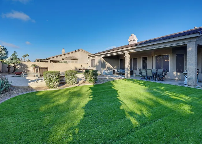 Group Getaway W/ Pool & Putting Holiday home *