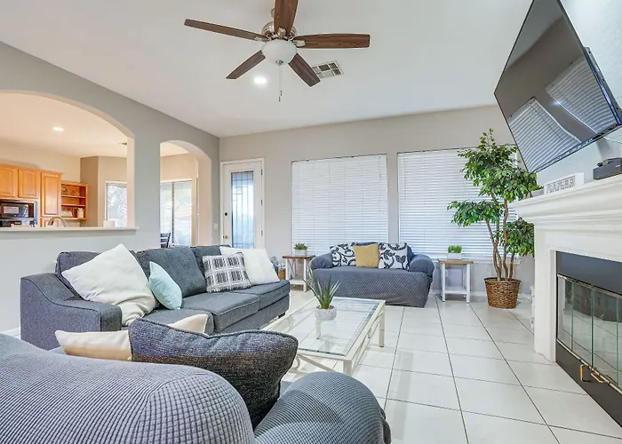 Group Getaway W/ Pool & Putting Holiday home Goodyear